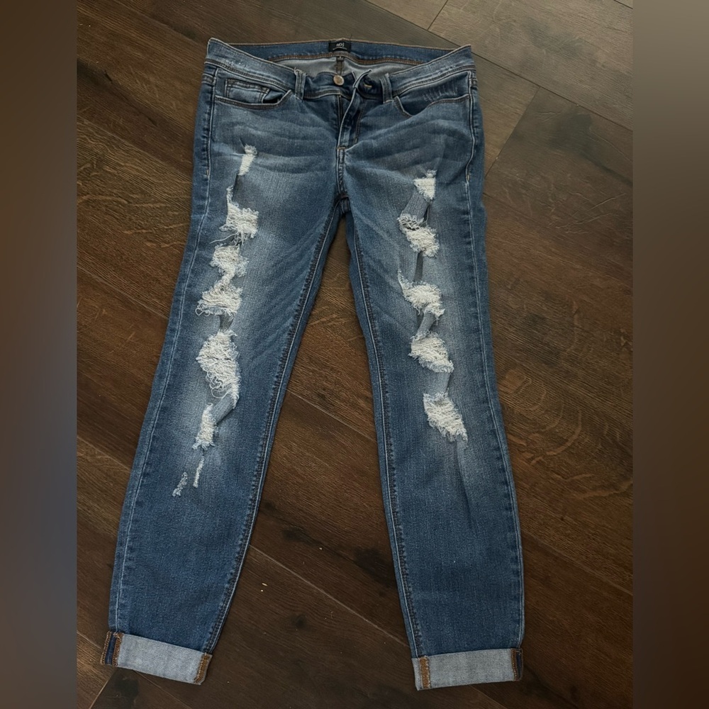 Trendy Distressed Ankle Jeans in Blue